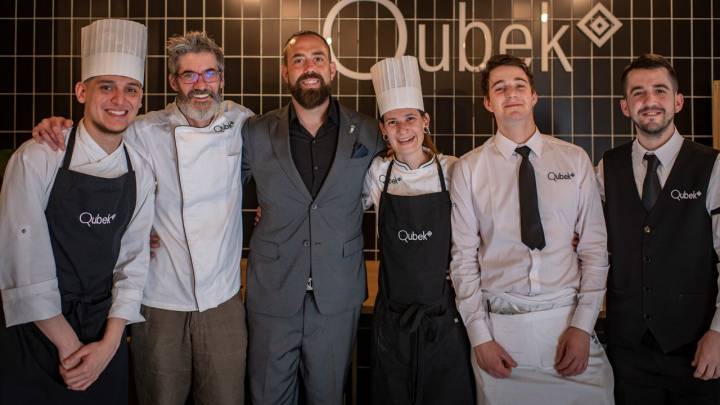 El equipo al completo de 'Qubek' posa en la sala privada del restaurante junto al chef Julio Miralles.
