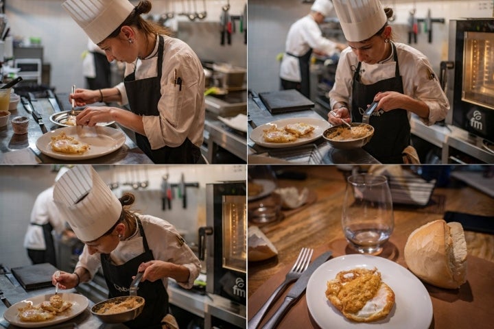 Coral Coronel emplata los huevos fritos con centolla en la cocina.