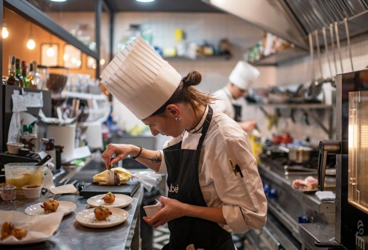 La jefa de cocina, Coral Coronel, termina el buñuelo de bacalao.