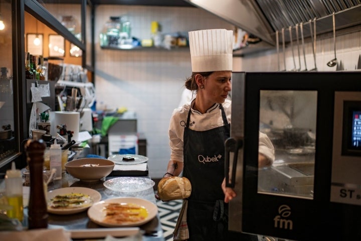 La jefa de cocina, Coral Coronel, trabajando en la cocina del restaurante 'Qubek'.