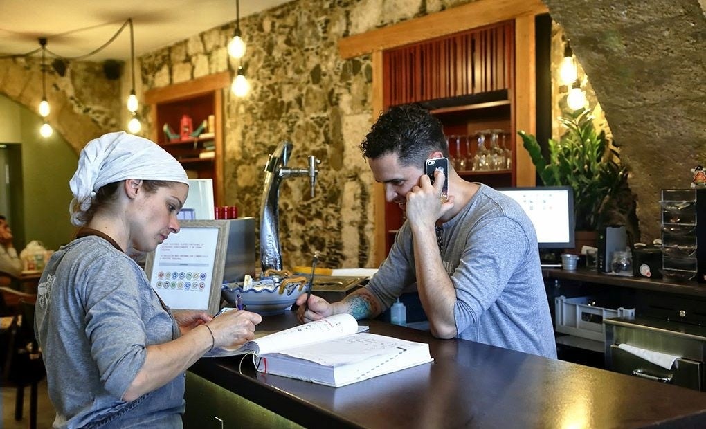 Mario Rodríguez Ureña y Jennise Ferrari en su restaurante