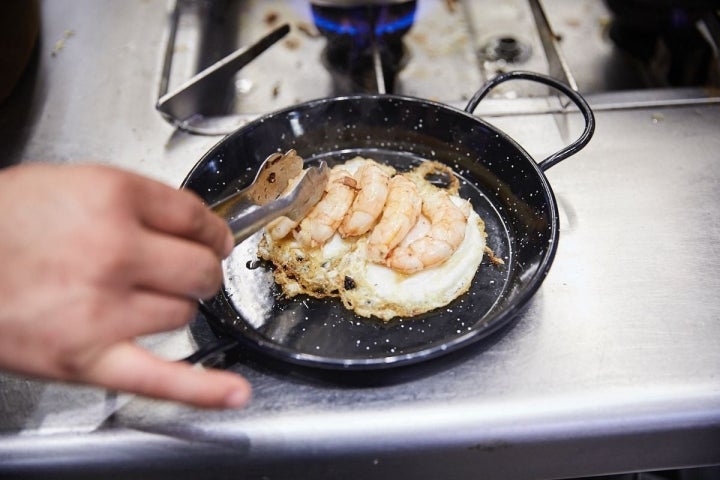 Los huevos con gambas y salsa de 'champagne'.