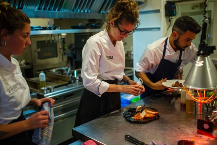 Restaurante 'Quimera' (Formentera): Ana Jiménez García en la cocina con parte de su equipo