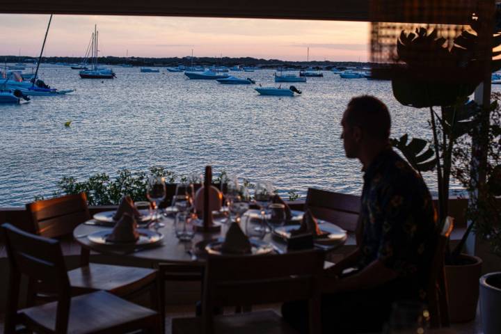 Restaurante 'Quimera' (Formentera): comedor con vistas al Estany des Peix