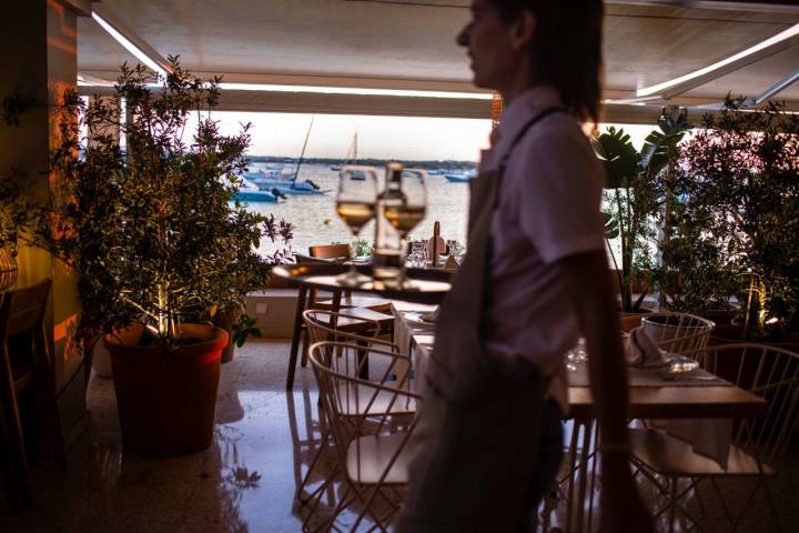 Restaurante 'Quimera' (Formentera): camarera en sala