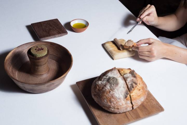 Restaurante Refectorio: pan de kamut, mantequilla de anchoa y paté de lechazo