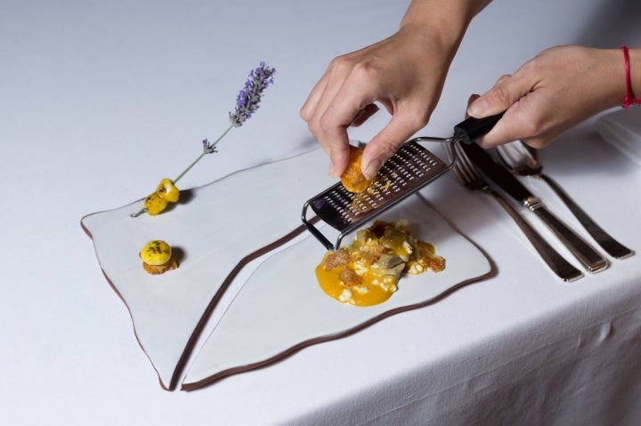 Restaurante Refectorio: preparación de alcachofas con pilpil de piñón, esfera de pollo de corral y ancas de ranas