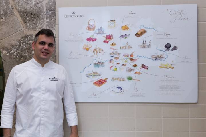 Restaurante Refectorio: Marc Segarra junto al mapa de productores