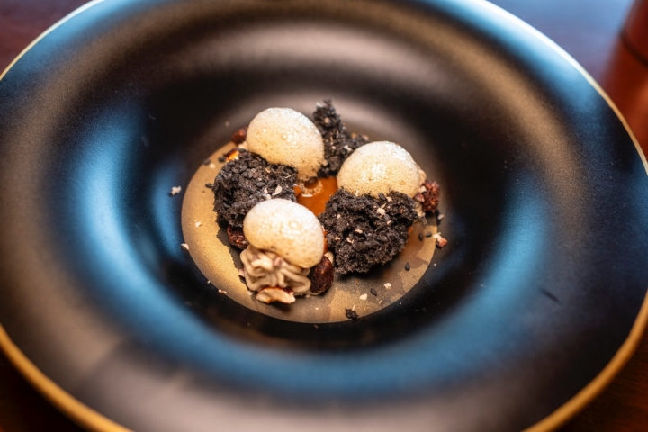 Mole de café, cremoso de plátano y caramelo