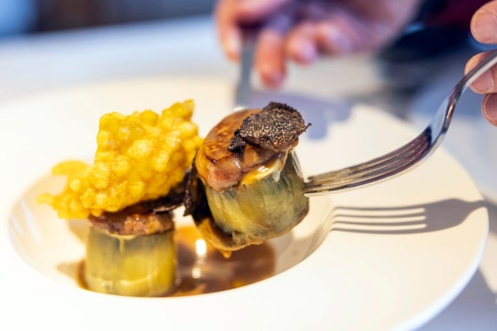 Alcachofas naturales con foie fresco y salsa de rabo.