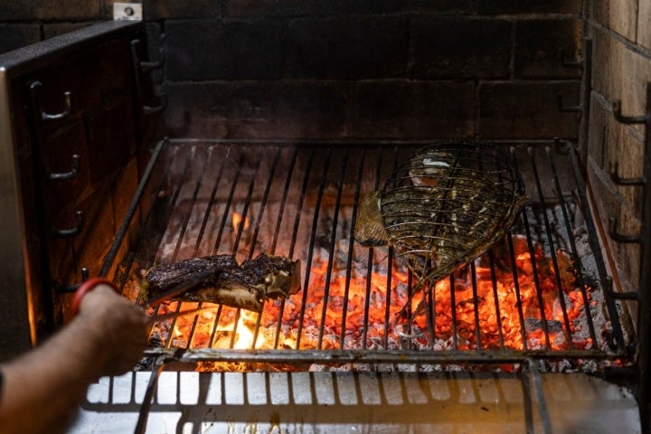 En la parrilla: pescado de Pasajes San Pedro o de San Juan de Luz. 