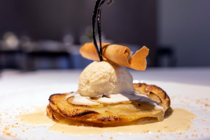 Tarta fina de manzana caliente con helado de vainilla.