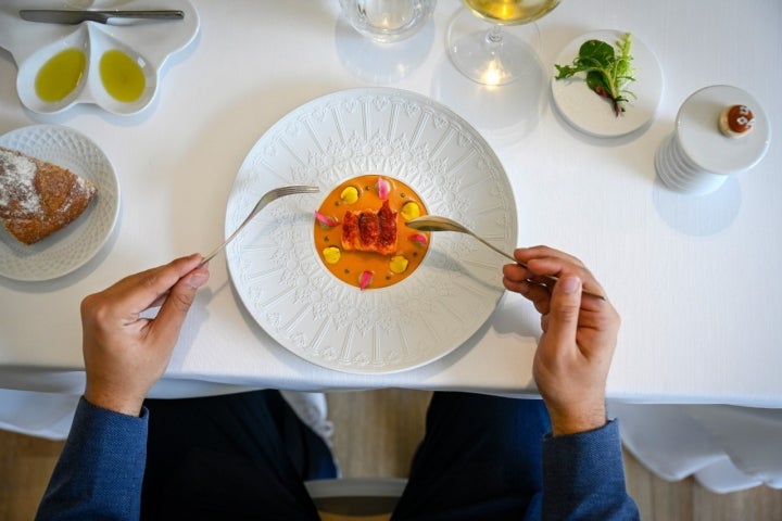 Bogavante en texturas, pesto de wakame y aire de manzana.