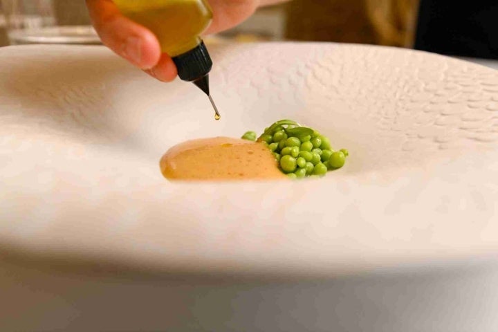 Guisantes lágrima, con emulsión de ibéricos, garbanzos y pimiento.