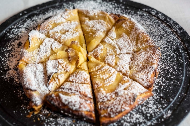 Tarta de manzana y hojaldre recién horneada.