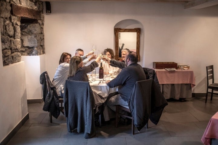 El ambiente familiar del 'Ronquillo' refleja la cercanía de los dueños con vecinos y turistas.