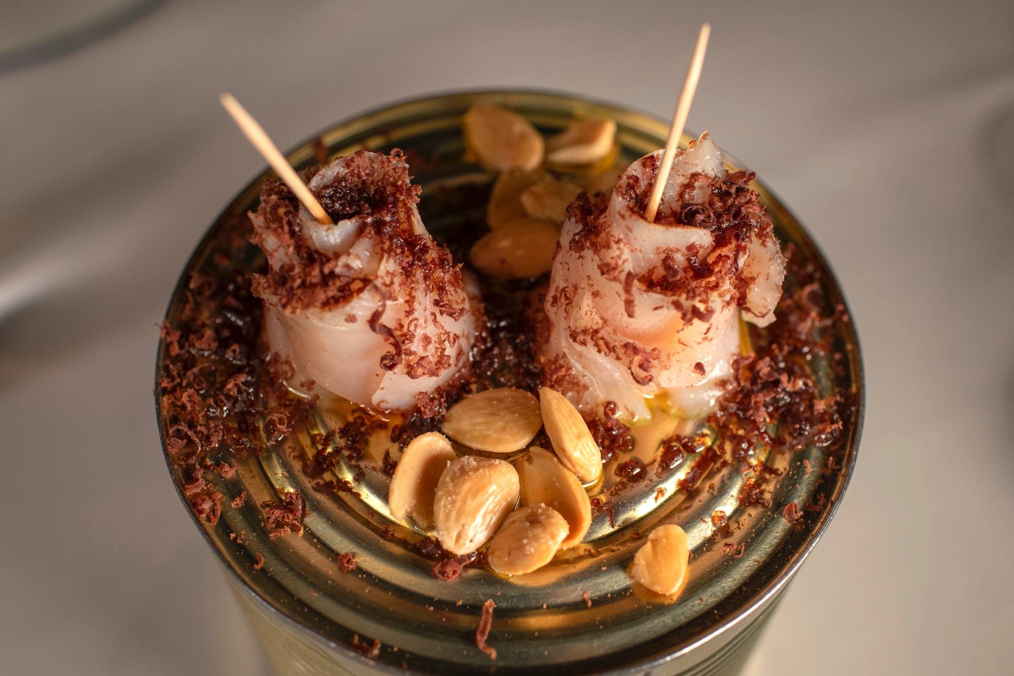 Tapa de Medregal con corazón de atún y almendras
