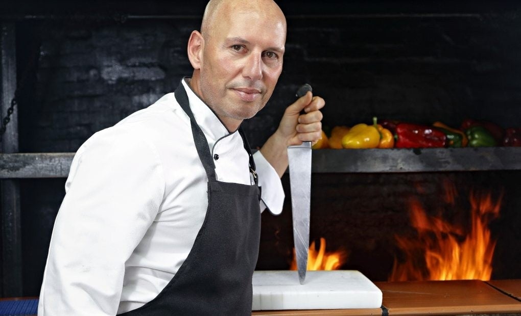 Isidro Álvarez frente a su parrilla.