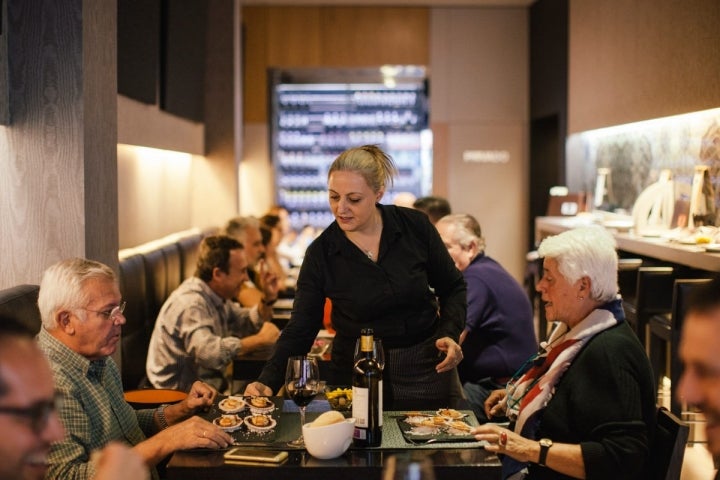 Ambiente distendido en el salón informal.