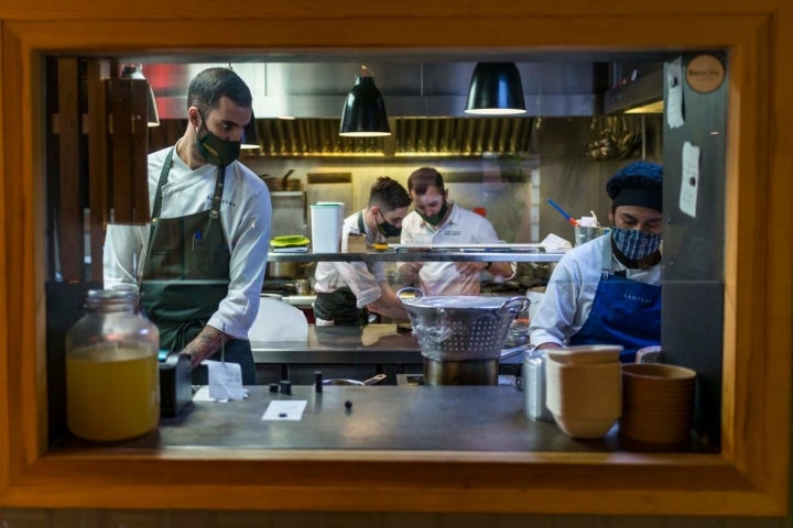 En cocina, Miguel hace maravillas con las recetas manchegas.