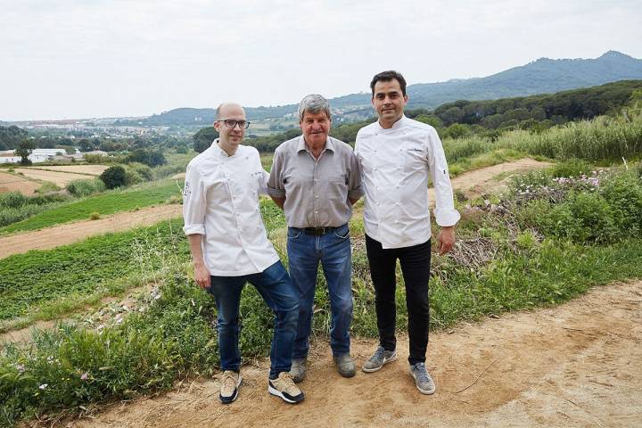 Los chefs Luis Antonio Llamas y David Romero (jefe) con Josep Cabrafiga, el payés que cuida del huerto.