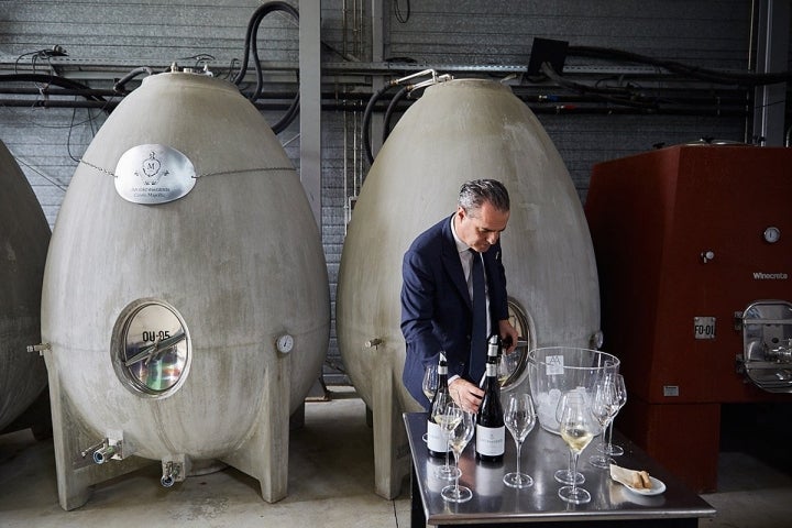 El 'huevo' de cemento donde se almacena el vino Cau d’en Genís, en la bodega ‘Alta Alella’.