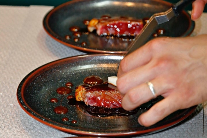 Vaca rubia gallega con salsa 'bulgogi', pera coreana y vinagreta de ajo negro.