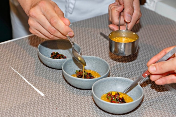 Tartar de ventresca de atún rojo con caviar picante y alga nori fermentada.