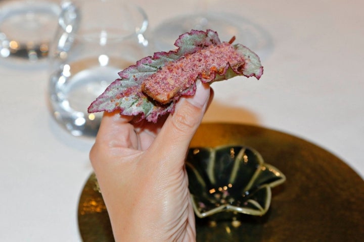 'Sam' de panceta ibérica marcada a la plancha con hoja de dragón y crujiente de cebolla morada.