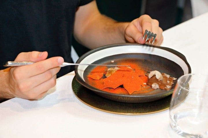 Codorniz con fina hoja de tomate y huevo relleno de su propia sangre.