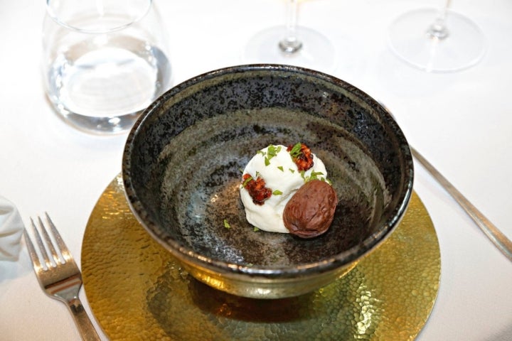 Mousse de queso Idiazábal con membrillo fermentado y falsa nuez.