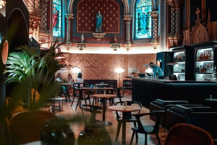 Se pasa por delante de la antigua capilla al entrar y salir del restaurante.