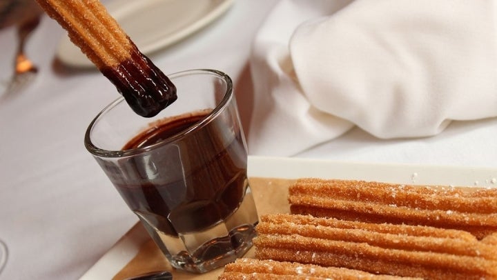 No podían faltar los castizos churros con chocolate. Foto: Facebook 'Taberna Alabardero'