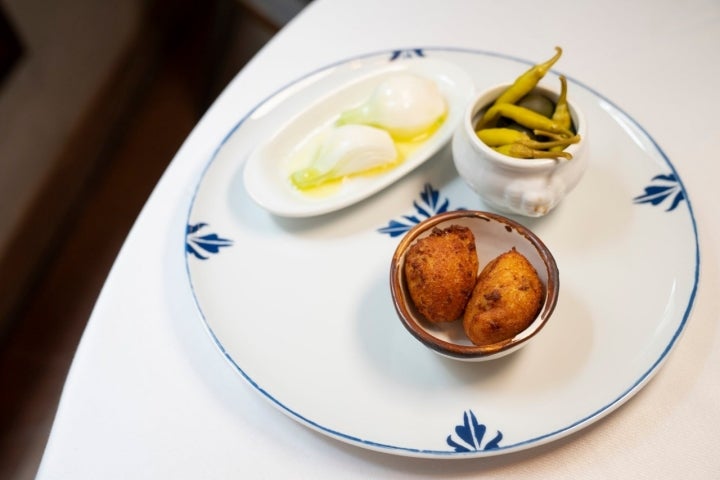 Pelotas, piparras y cebolleta. A este cocido no le falta de nada.