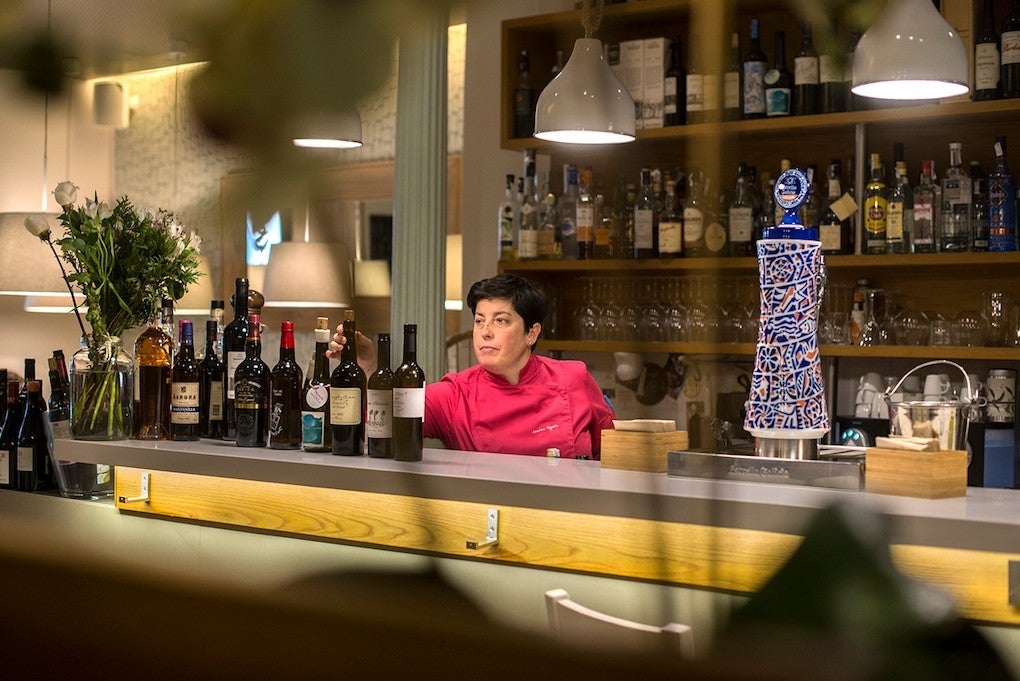 Marian y Carmen, a las puertas de Verdejo, reciben con cariño a sus clientes.