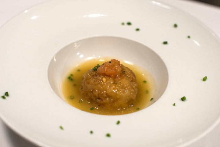 Albóndiga de sepia y cazón sobre caldo de ibérico.