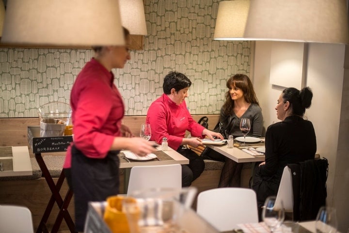 Marian 'cantando' los platos del día a unas clientas y explicando los hits del restaurante.