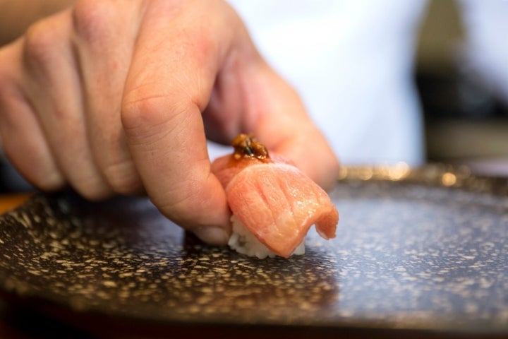 Nigiri de ventresca de atún con koji.