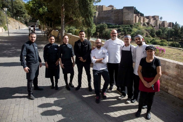 Todo el equipo, a los pies de la alcazaba de Málaga.