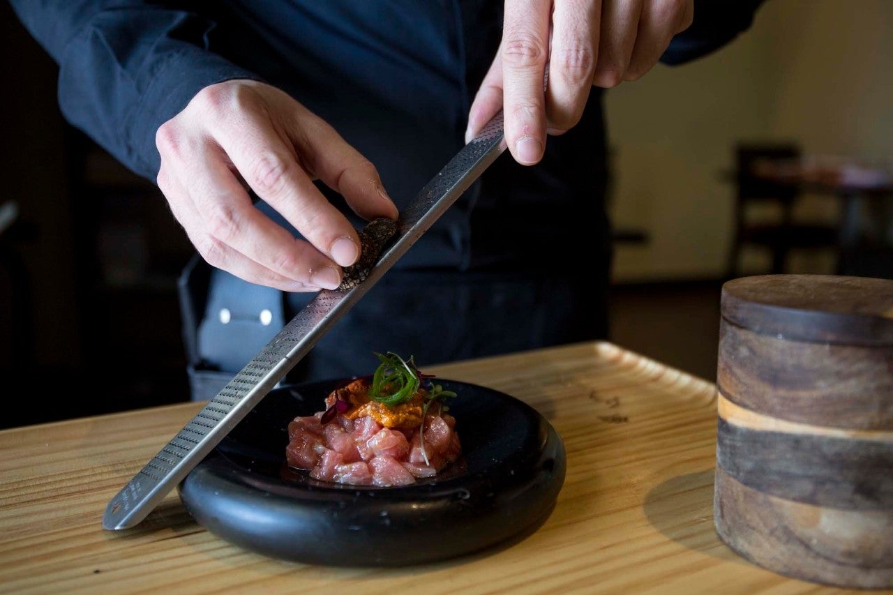 Tartar de ventresca de atún, erizo gallego y trufa de temporada.