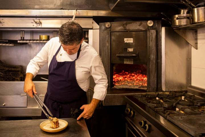 El chef Pablo Chirivella lleva cinco años trabajando con las brasas.