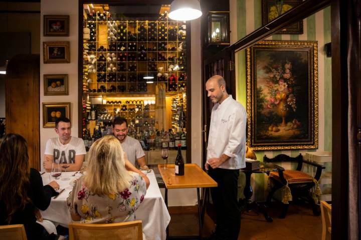 El restaurante ofrece una bodega con más de 300 referencias. En la foto, el sumiller Yelko Suárez.