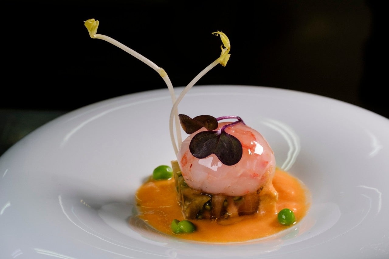 El bombón de gamba roja de Garrucha con tomate raf de La Cañada es tan sabroso como llamativo.