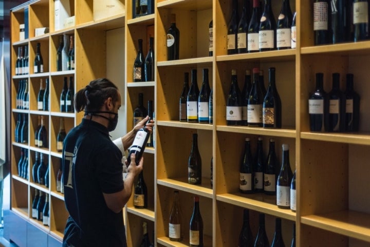 Restaurante 'Ticus' (Sant Sadurní d'Anoia): bodega de la entrada