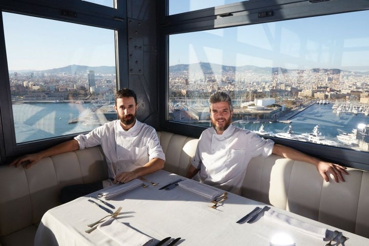 Los chefs Albert Dolcet y Joan Martínez con las vistas del restaurante de fondo.