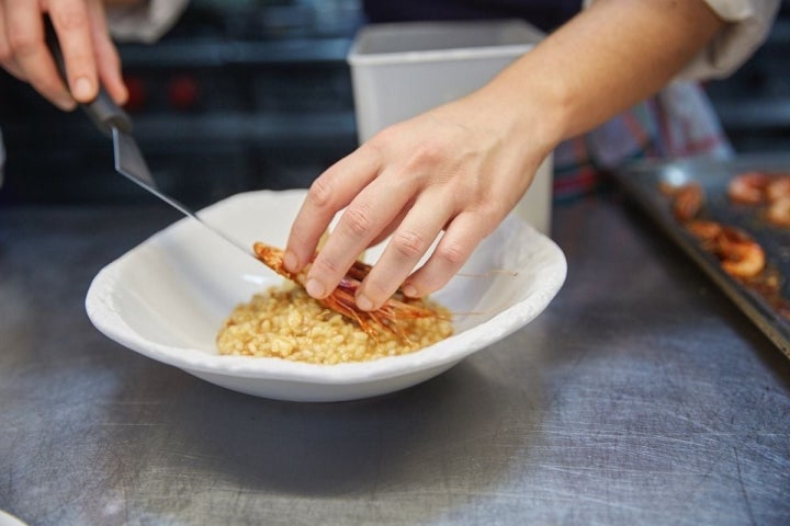 En el menú se encuentran platos más clásicos, como este arroz de gambas, y otros con un punto de riesgo.