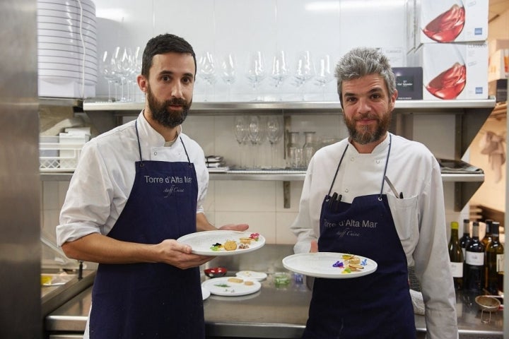 Los chefs con el colorido plato de 'foie' de pato a la sal.