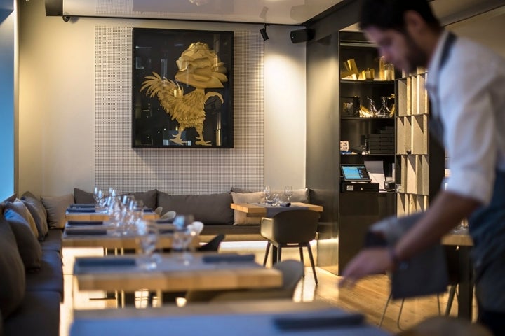 Un pollo con cabeza de alcachofa preside el salón del restaurante.