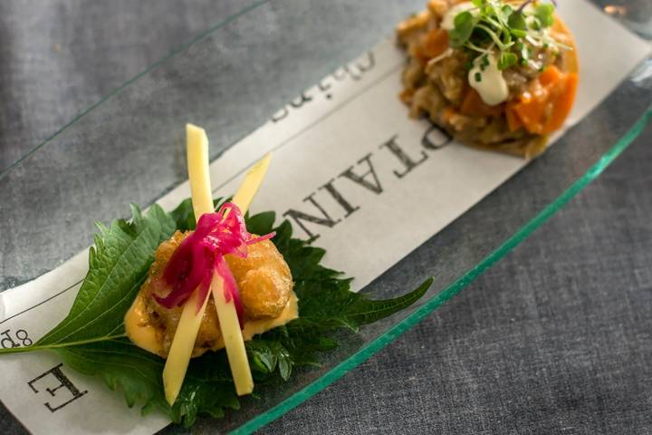 Gambón en tempura en hoja de 'shiso' y tosta de escabeche de gallina con emulsión de jalapeños.