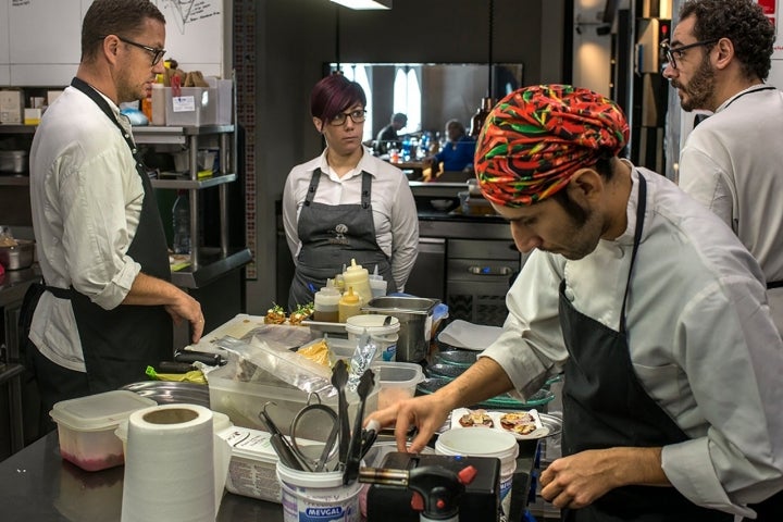 El equipo de 'Trasto' lo forman diez personas, cinco en cocina y cinco en sala.